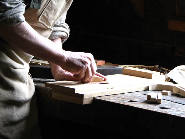 Nuestro equipo de profesionales cuenta  con muchos años de contrastada <strong>experiencia</strong> en el sector de la <strong>carpintería de madera en Griñón</strong>.