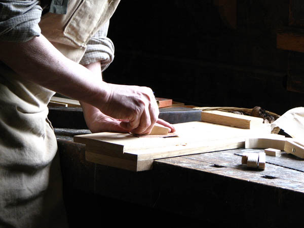 Nuestro equipo de profesionales cuenta  con muchos aÃ±os de contrastada <strong>experiencia</strong> en el sector de la <strong>carpinterÃ­a de madera en GriÃ±Ã³n</strong>.